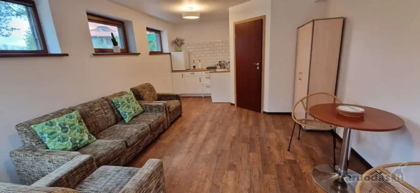 Šviesus kotedžo vidus su baldais, spintelėmis ir langais prie Margio ežero, nuoma Trakų r.