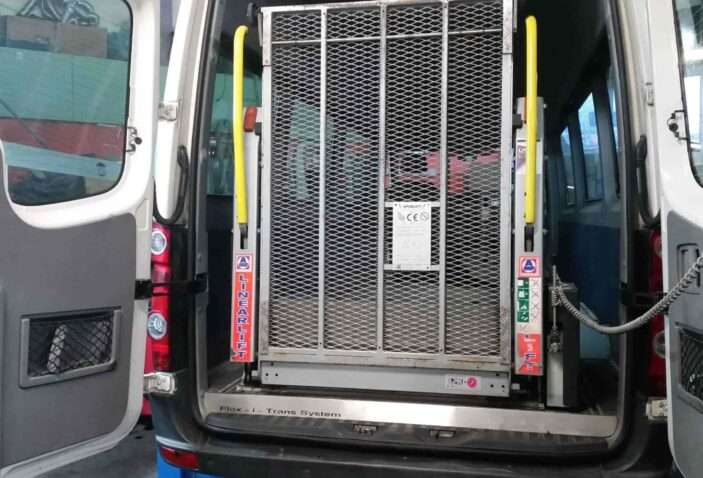 Wolskwagen Crafter krovininis mikroautobusas su liftu nuomai Vilniuje